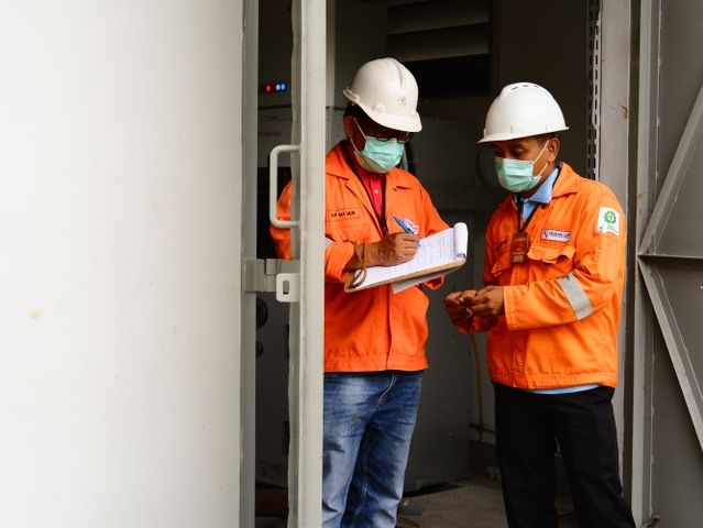 industrial worker air monitoring chemical plant